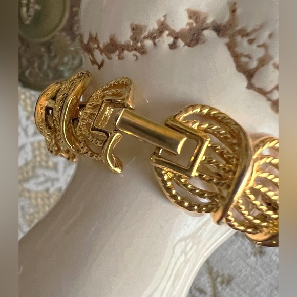 Vintage 70’s~80’s Trifari Gold-Tone Trifanium Bracelet - Picture 3 of 6